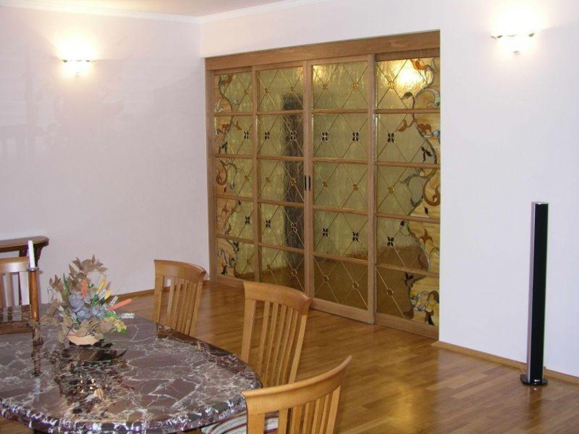 Перегородка для гостиной с цветным стеклом и декоративными вставками Кострома