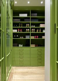 Г-образная гардеробная комната в зеленом цвете Кострома