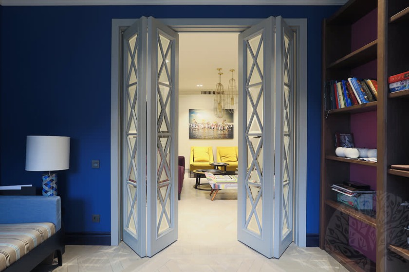 Двери гармошка  для гостиной со стеклами с разделителями Кострома