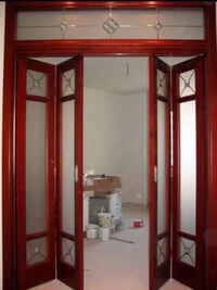 Дверь гармошка с декоративными стеклянными вставками Кострома